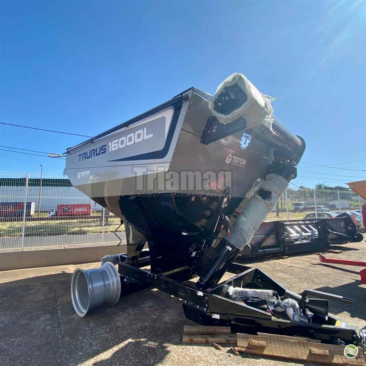 IMPLEMENTOS AGRICOLAS CARRETA BAZUKA GRANELEIRA 16000 Triamaq Tratores UBERLANDIA MINAS GERAIS MG